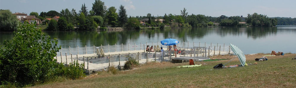 Une piscine flottante réalisée grâce à des cubes flottants modulaires, sur le Tarn.