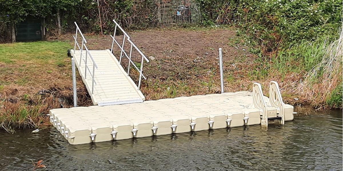 Ponton flottant en zone naturelle