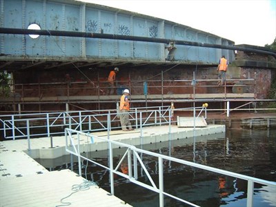 Schwimmplattform-Wartungsplattform-Wartungssteg-Wartungsarbeiten-12