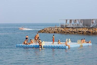 floating-cubes-belrive-1.jpg