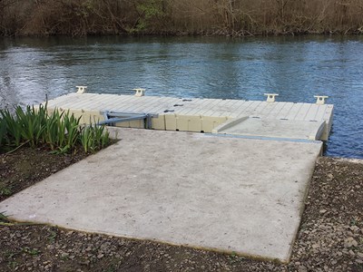 ponton-flottant-passerelle-berge-ancrage.jpg